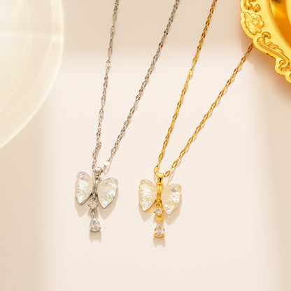 Elegante colar de aço titânio com borboleta branca 