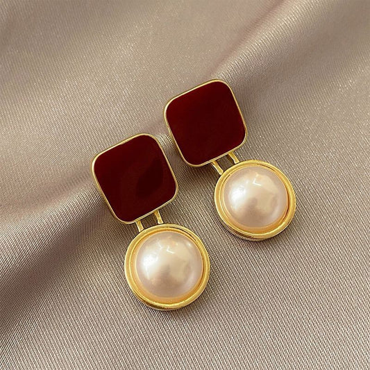 Pendientes de botón con perla cuadrada de color rojo y azul 