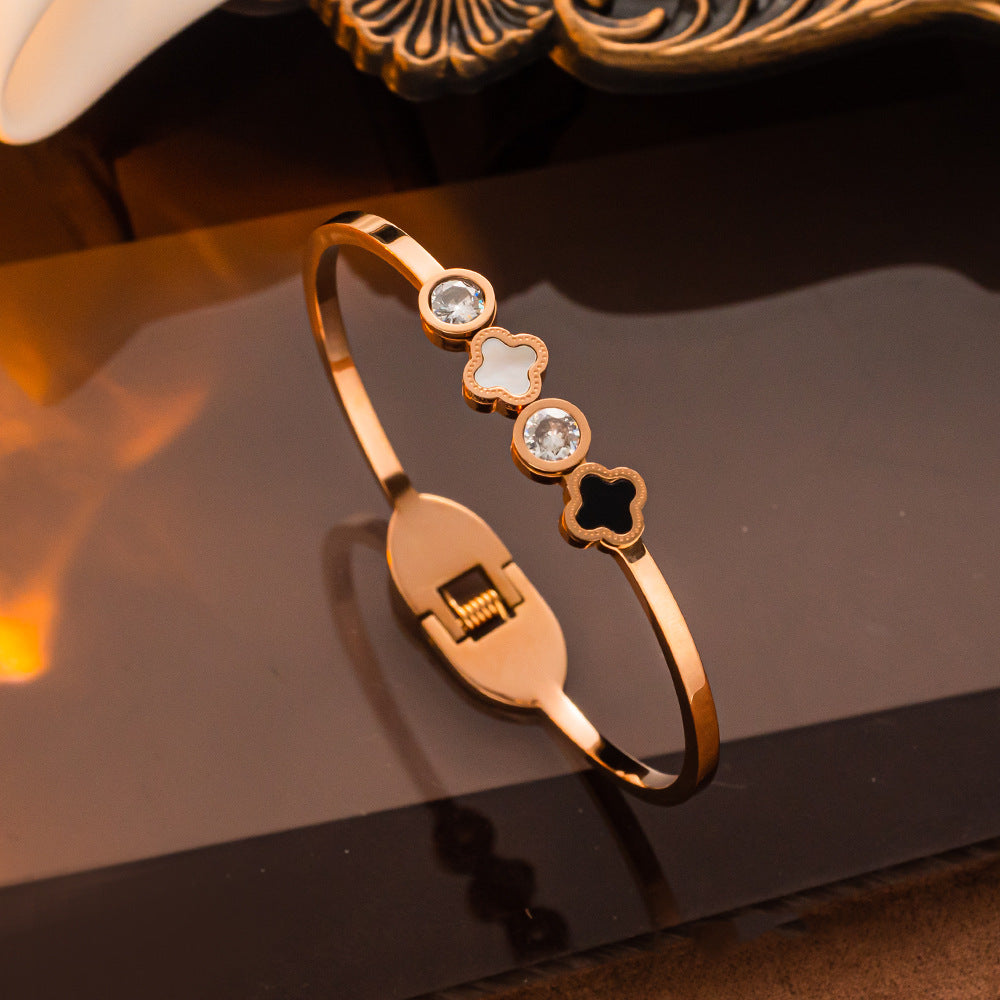 Elegante pulseira de trevo de aço inoxidável com diamantes 