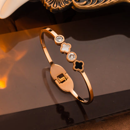 Elegante pulseira de trevo de aço inoxidável com diamantes 