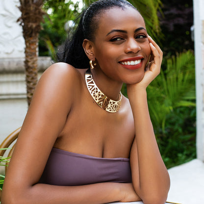 Collar africano de metal hueco