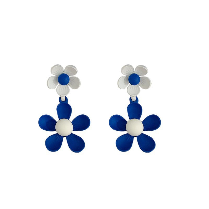 Contrasting flower kein blue stud earrings