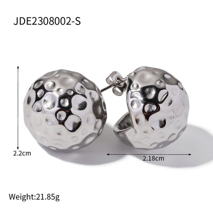 Spherical hammered gold earrings with zircon