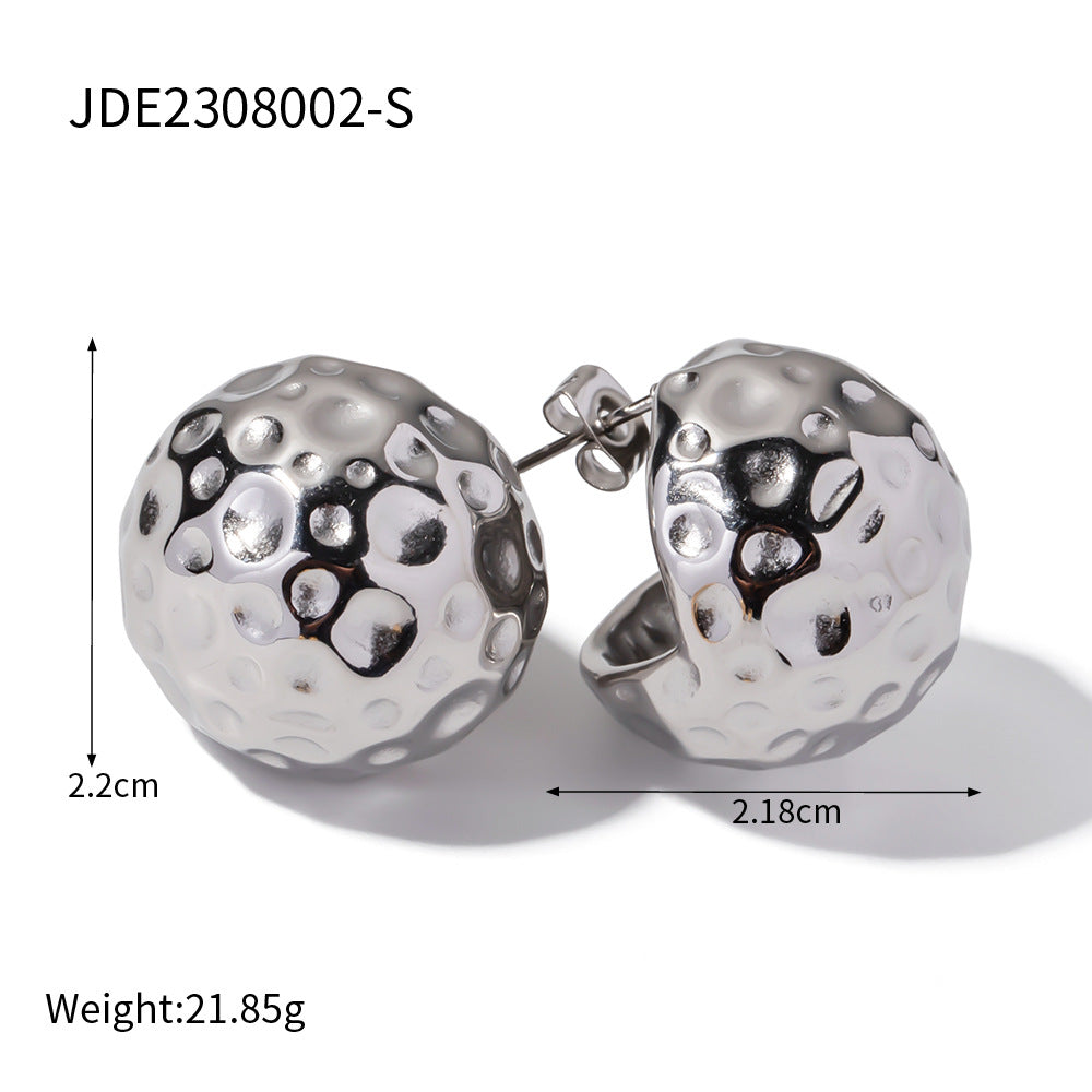 Spherical hammered gold earrings with zircon