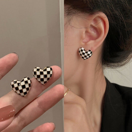 Oil drop checkerboard love stud earrings