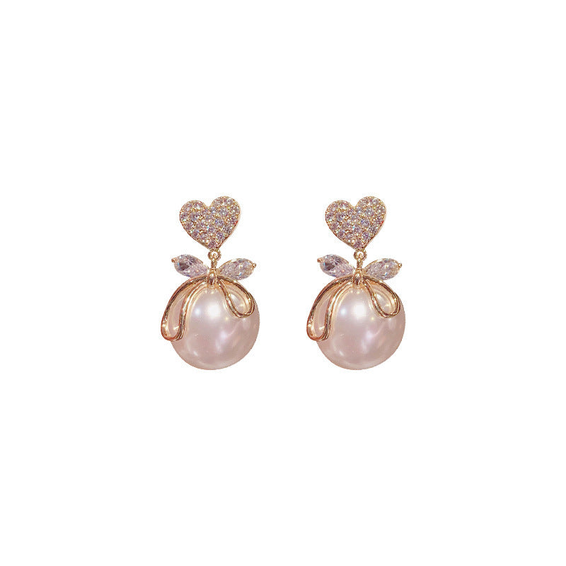Pendientes de perla grande con forma de corazón de melocotón.