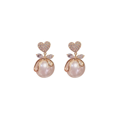 Pendientes de perla grande con forma de corazón de melocotón.