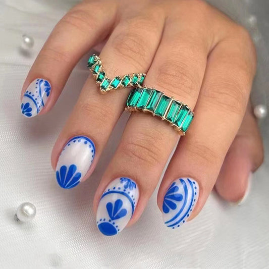 Uñas de porcelana azul y blanca de estilo chino ovaladas 