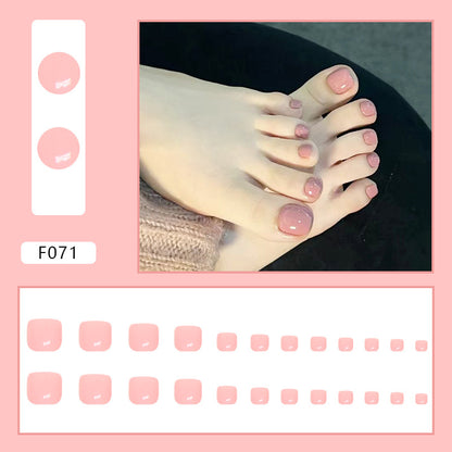 Uñas de los pies frescas y rosadas 