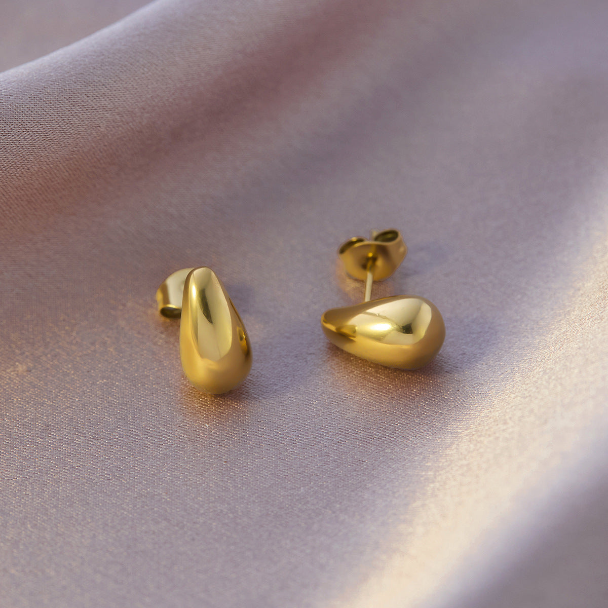 Four-leaf clover titanium steel ear buckle