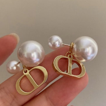 Pendientes de perlas, dos pendientes de perlas antes y después. 