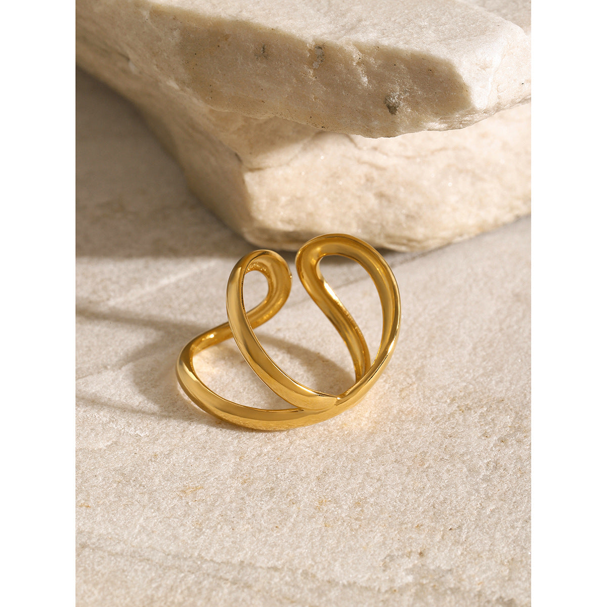 Anillo de acero inoxidable en oro pulido de 18k 
