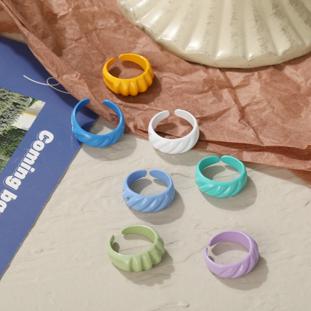 Diagonal stripe open ring metal spray paint finger