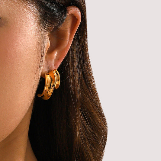 Pendientes sencillos y elegantes de acero titanio. 