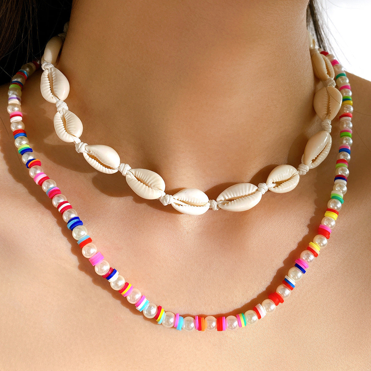Collar de cuentas de arroz de colores con colgante de concha 