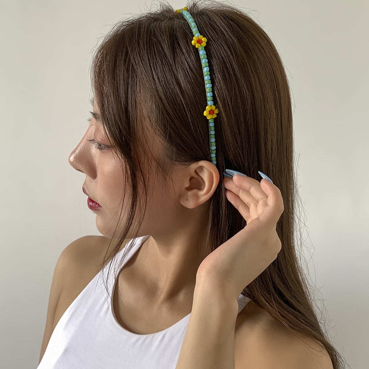 Accesorios para el cabello con margaritas en contraste 