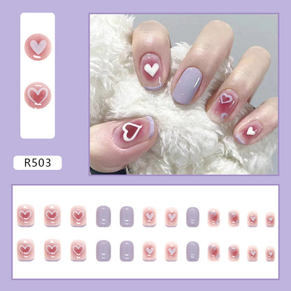 Uñas cortas para llevar con diseño de corazón morado de Taro 