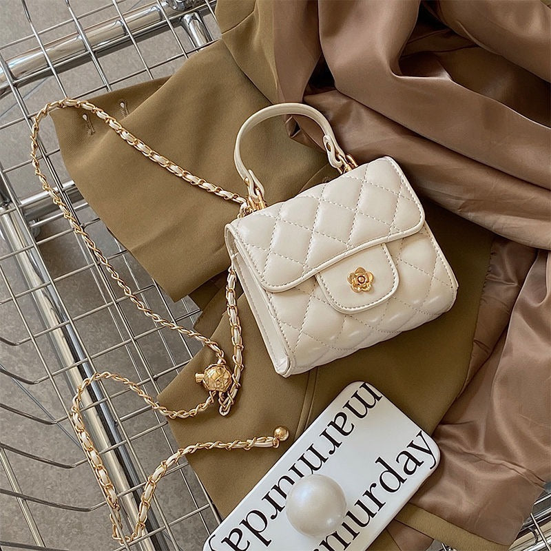 Bolso pequeño con cadena estilo Chanel 