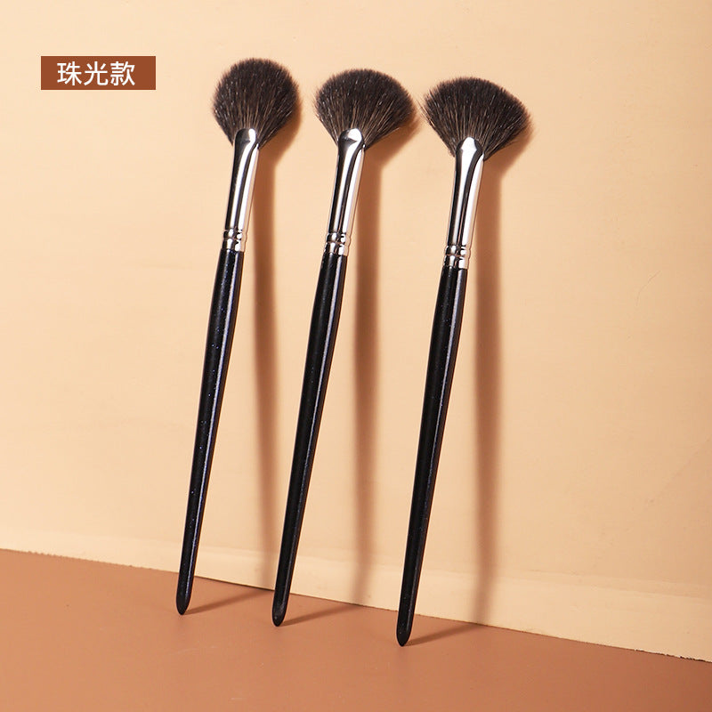 Fan Highlighter Brush (Goat Hair Fine Tip)