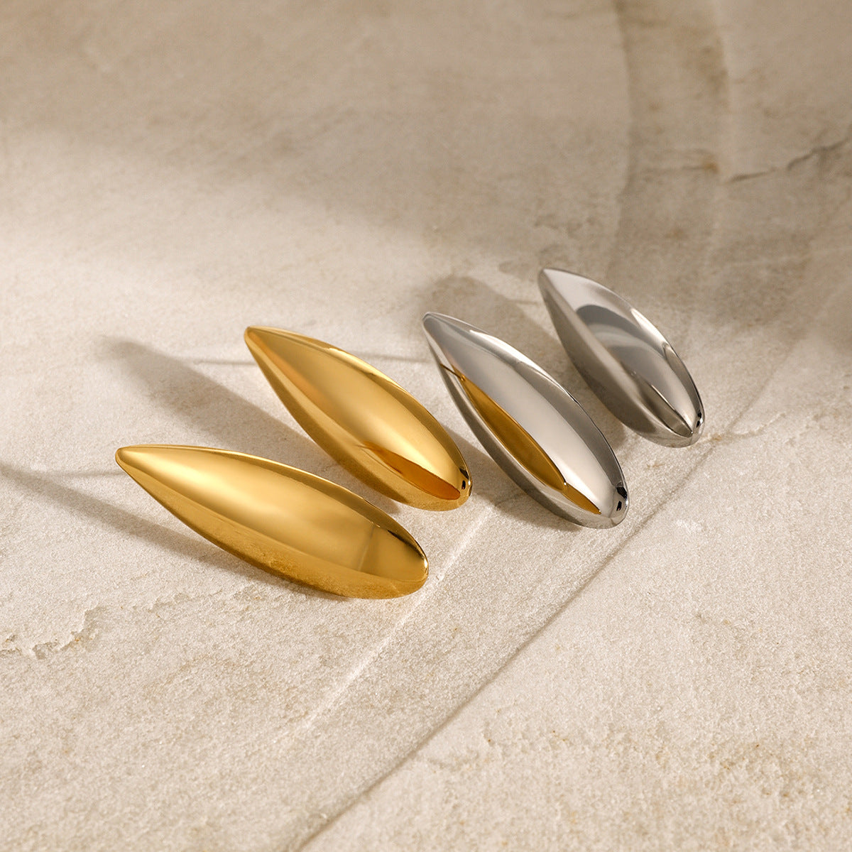 Glossy teardrop earrings