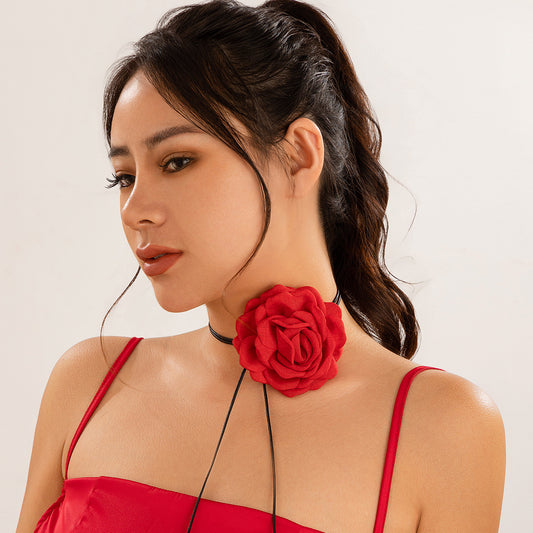 Collar de hilo encerado de cuero con flor de rosa roja 