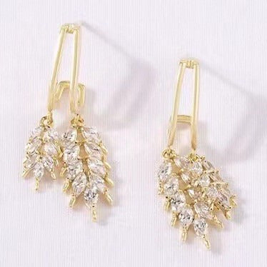 Pendientes de mujer con espigas de trigo llenas de diamantes