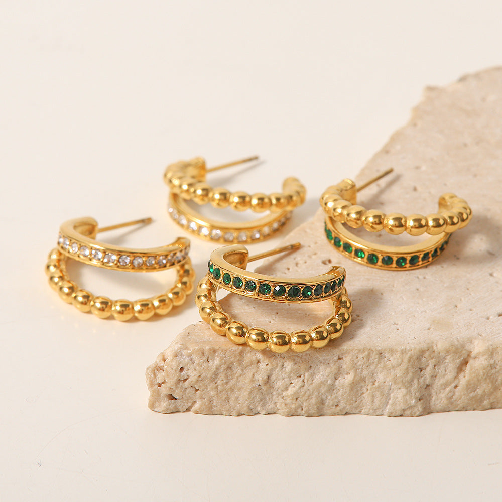 Los pendientes con forma de C y diamantes de imitación son versátiles 
