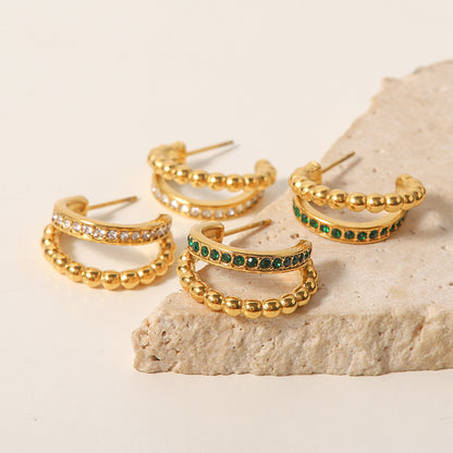 Los pendientes con forma de C y diamantes de imitación son versátiles 