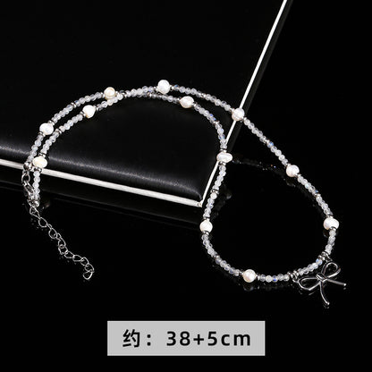 Collar de perlas barrocas de color gris natural con forma de luna 