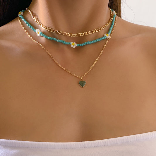 Collar de clavícula con cuentas de arroz y pequeñas margaritas 
