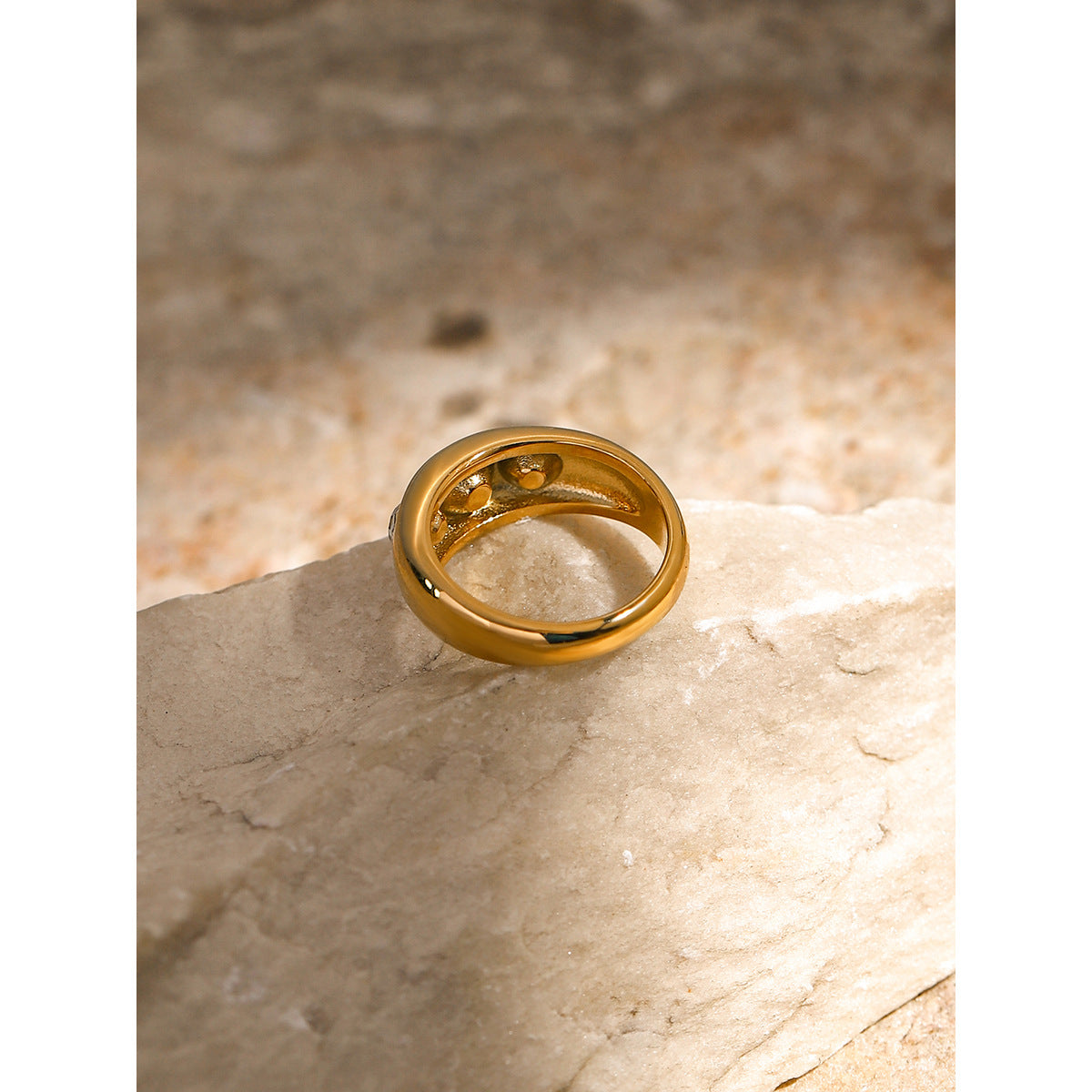 Three zircon simple ring