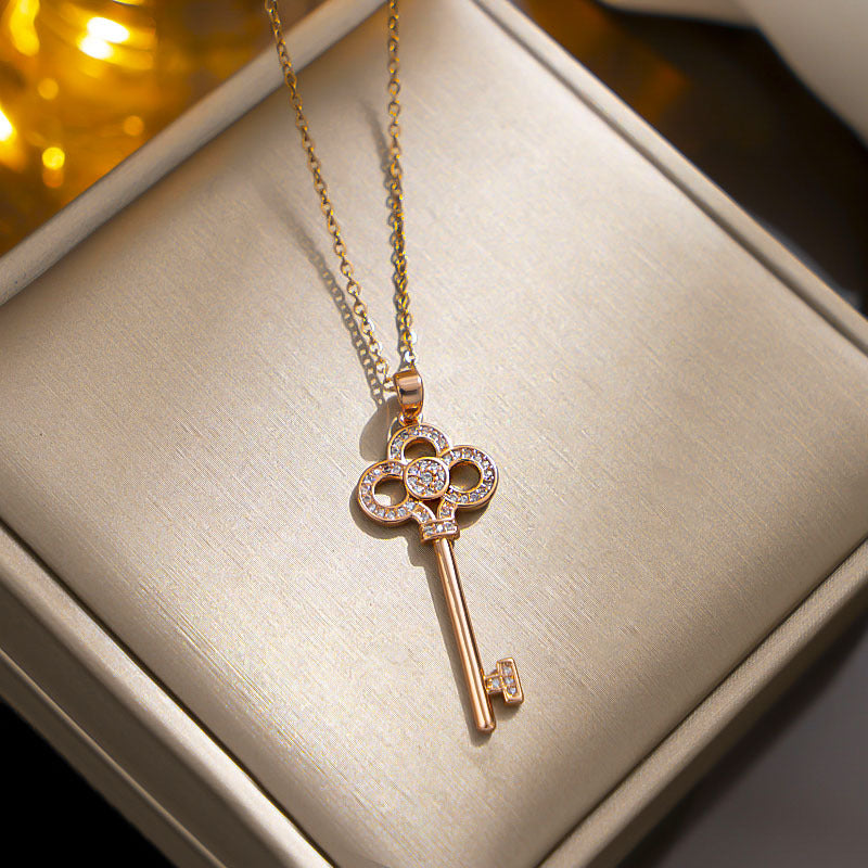 Colar chave de trevo de aço titânio banhado a ouro, elegante venda ao vivo 