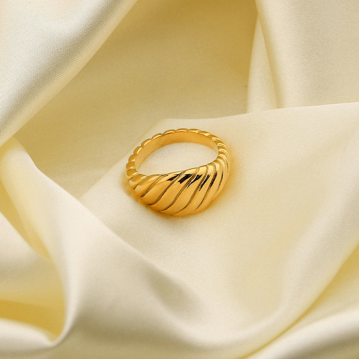 European and American croissant ring
