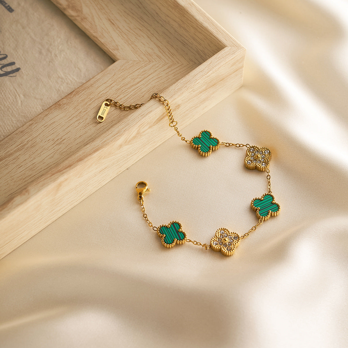 15mm 18K Gold Double-Sided Clover Necklace — Flower & Diamond on Grooved Collarbone Chain