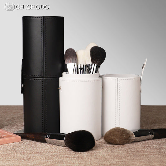 Soporte portátil para brochas de maquillaje. 