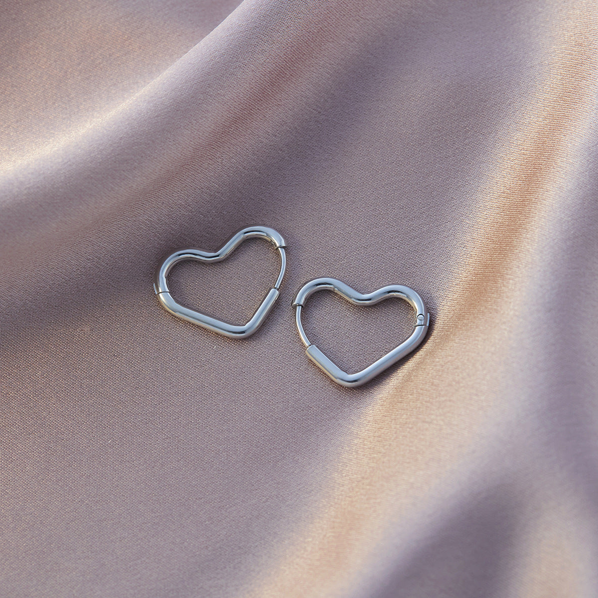 Four-leaf clover titanium steel ear buckle