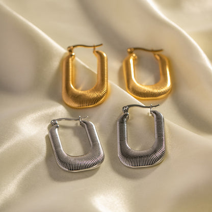 Threaded U-shaped earrings