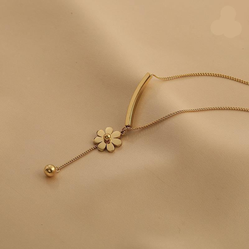 Women's Titanium Steel Daisy Collarbone Necklace — Anti-Fade Light Luxury