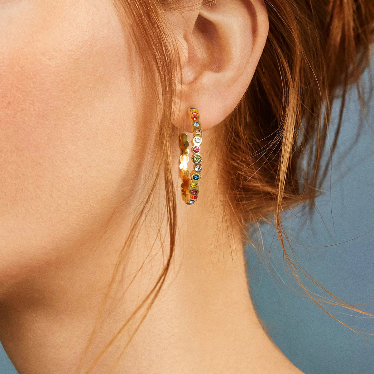 Round earrings with fancy colored diamonds
