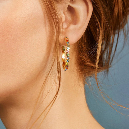 Round earrings with fancy colored diamonds