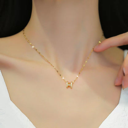 Colar elegante com letra H em aço titânio para mulheres 