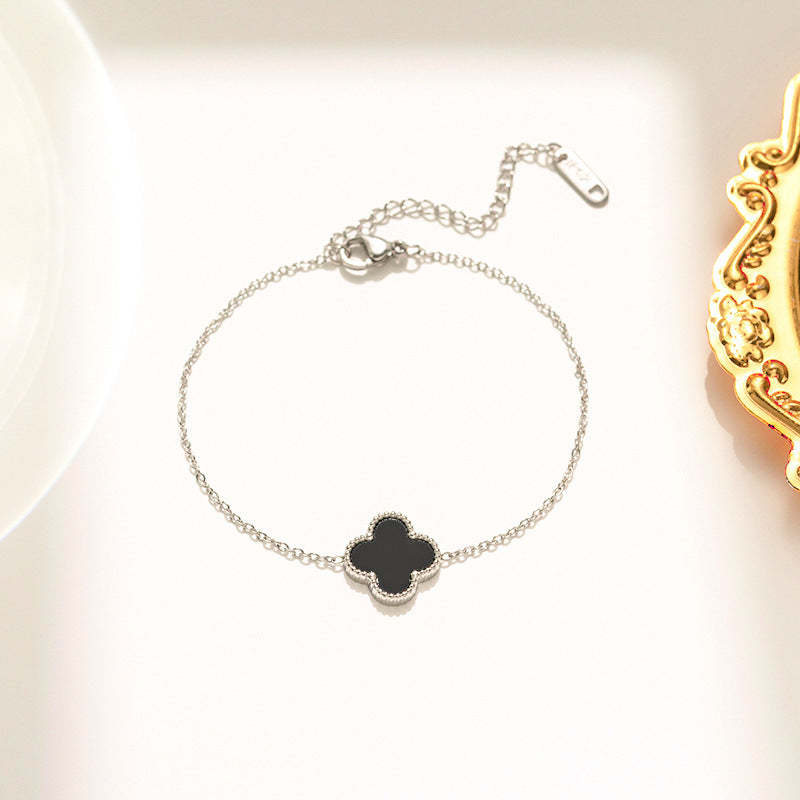 Pulseira feminina em aço titânio - trevo preto e branco, corrente em ouro rosa 