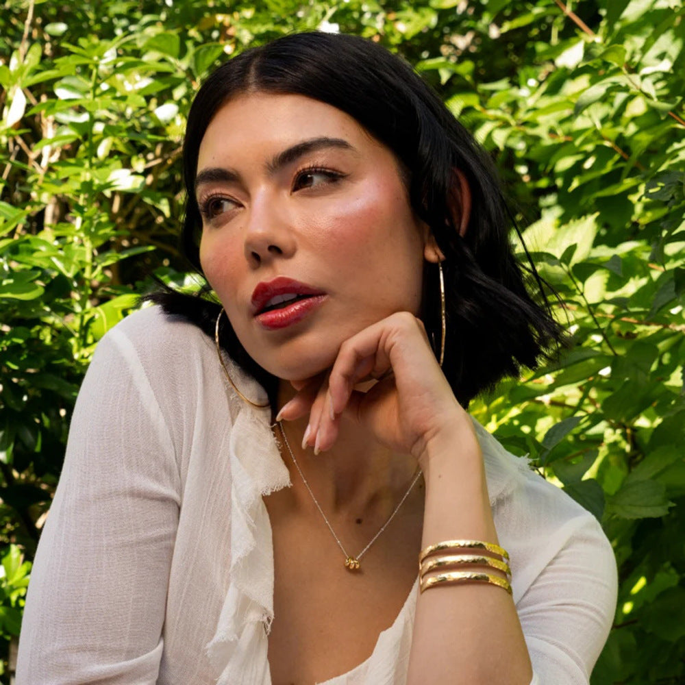 Pulsera abierta martillada de tres capas 