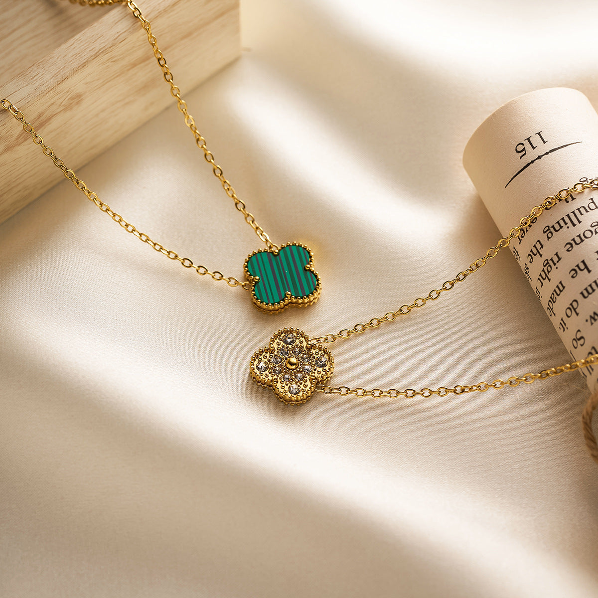 15mm 18K Gold Double-Sided Clover Necklace — Flower & Diamond on Grooved Collarbone Chain