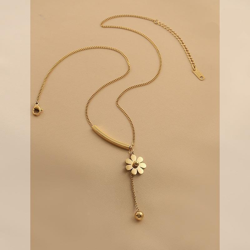 Women's Titanium Steel Daisy Collarbone Necklace — Anti-Fade Light Luxury