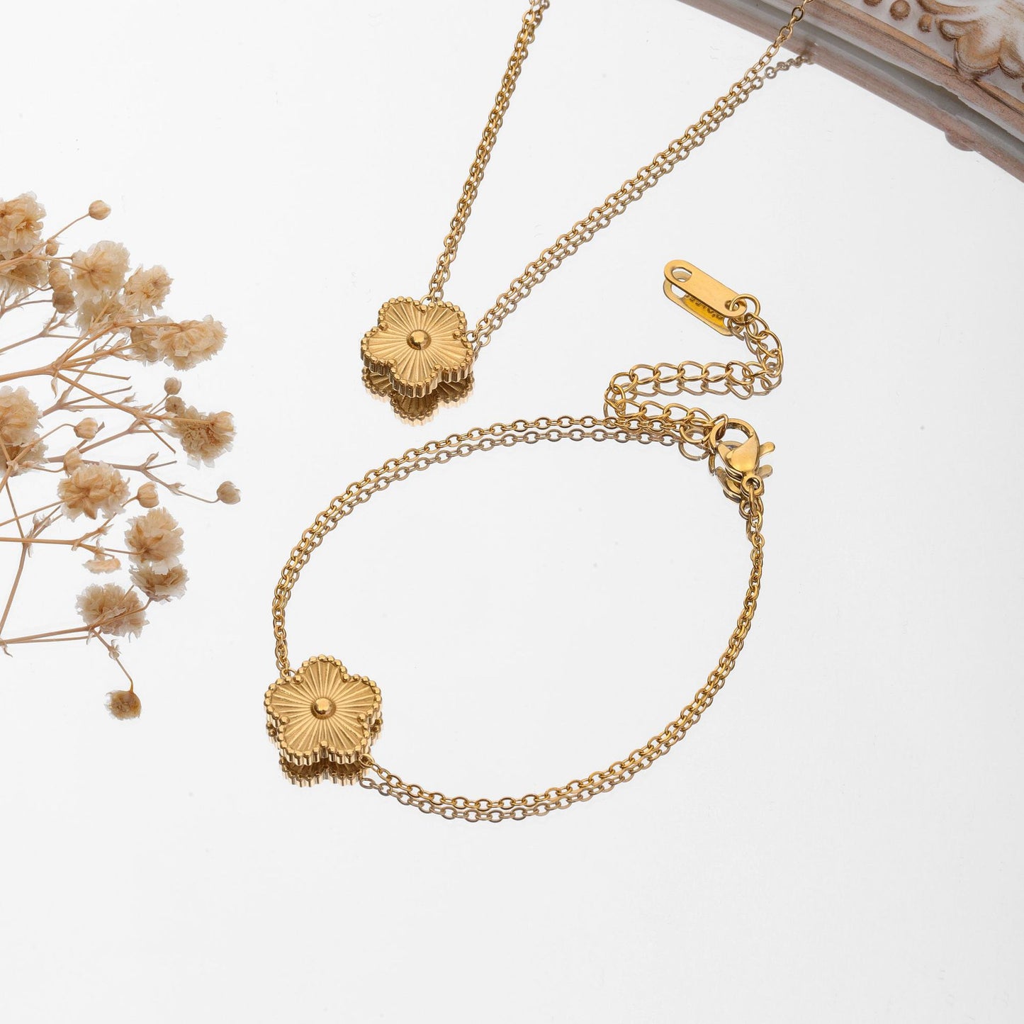 The new titanium steel bracelet is versatile for women