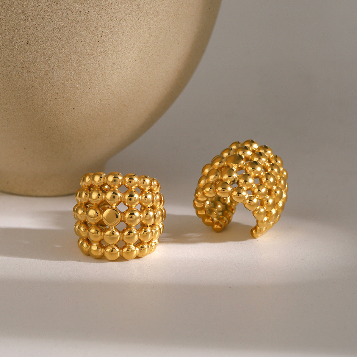 Smooth steel bead honeycomb ear clip