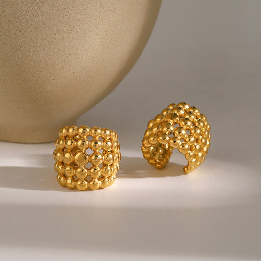 Smooth steel bead honeycomb ear clip