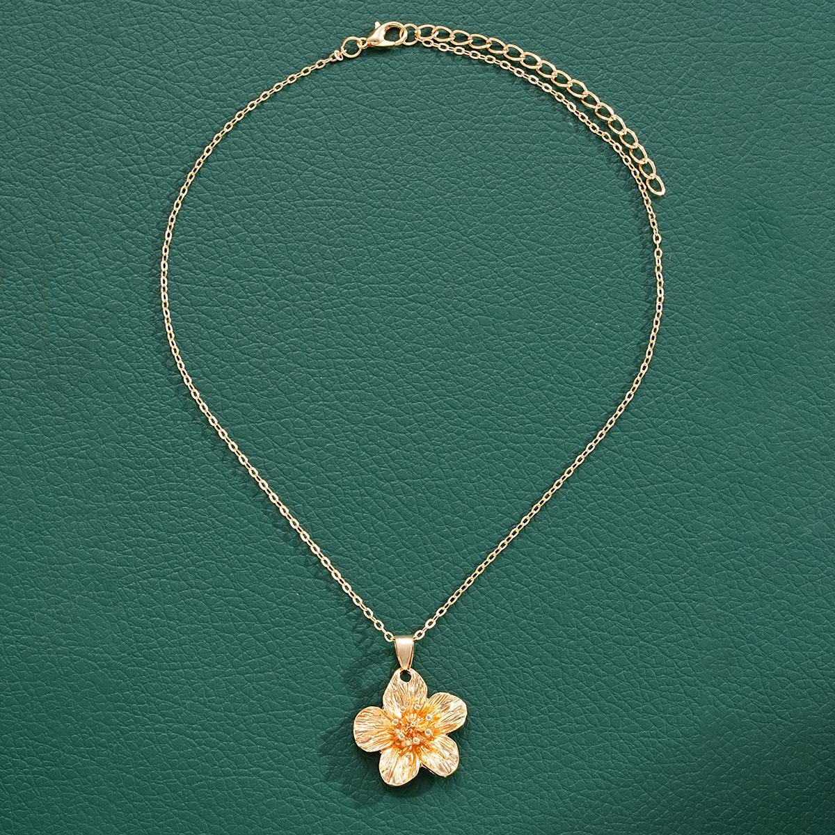 Pleated Flower Pendant Necklace