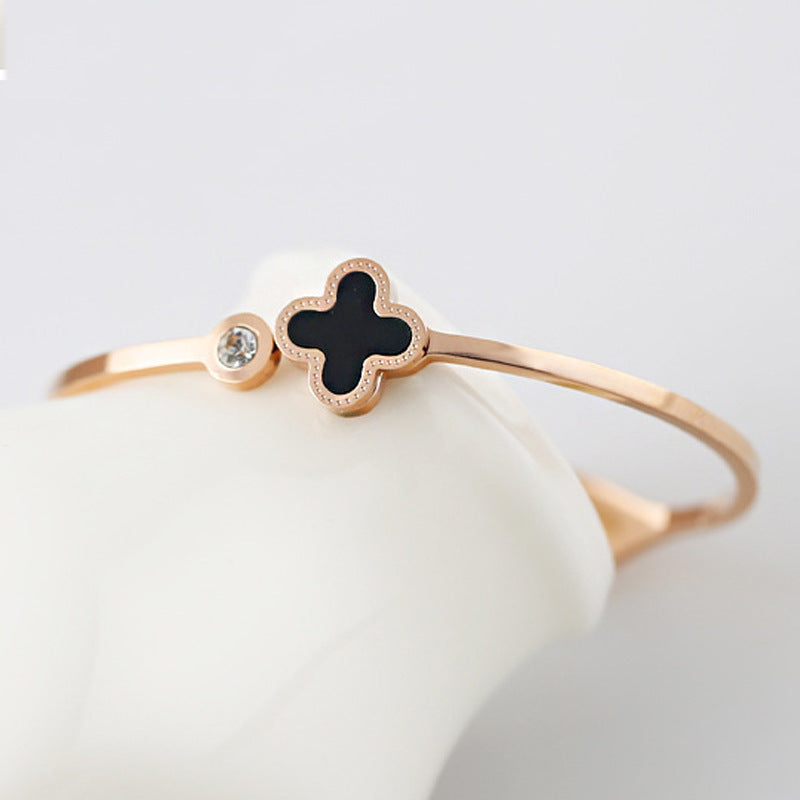 Shell four-leaf clover bracelet